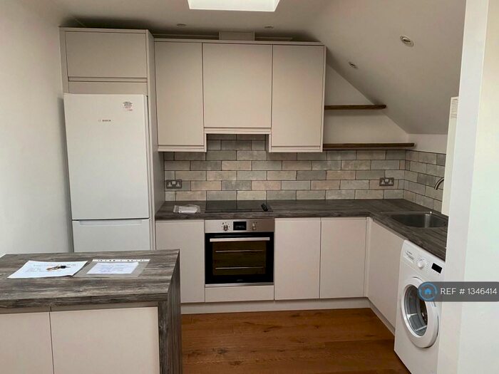 2 Bedroom Flat To Rent In Temple Road, Epsom, KT19