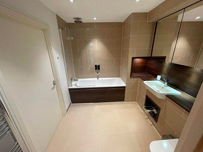 2 Bedroom Apartment To Rent In Queensland Road, Islington, London, N7