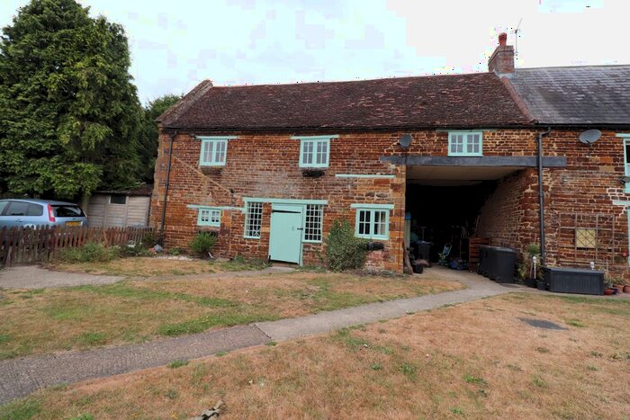 2 Bedroom Cottage To Rent In The Green, Hardingstone, NN4