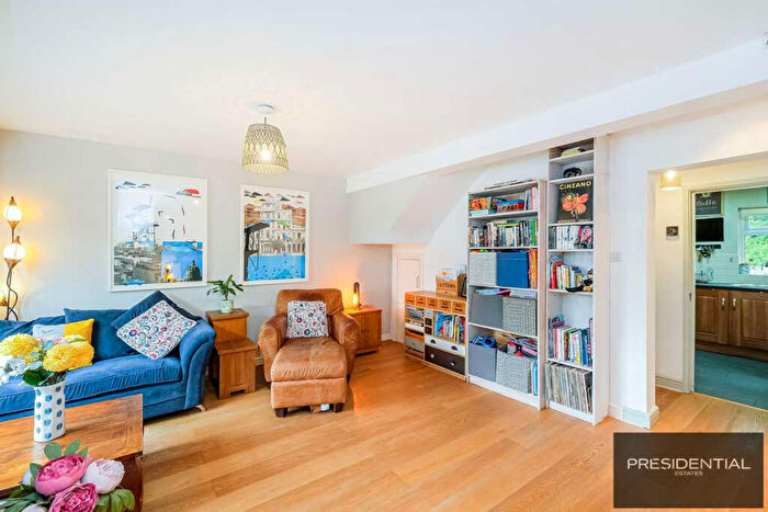 3 Bedroom End Of Terrace House For Sale In Hale End Road, Highams Park, E4