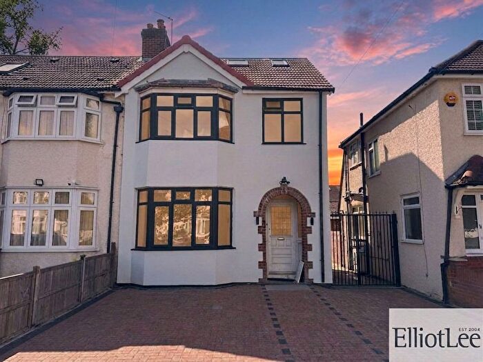 3 Bedroom Maisonette To Rent In Somerset Road, Southall, UB1