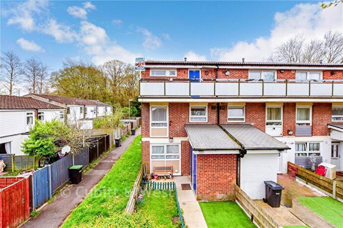 2 Bedroom Flat For Sale In Magpie Walk, Cowplain, Waterlooville, Hampshire, PO8