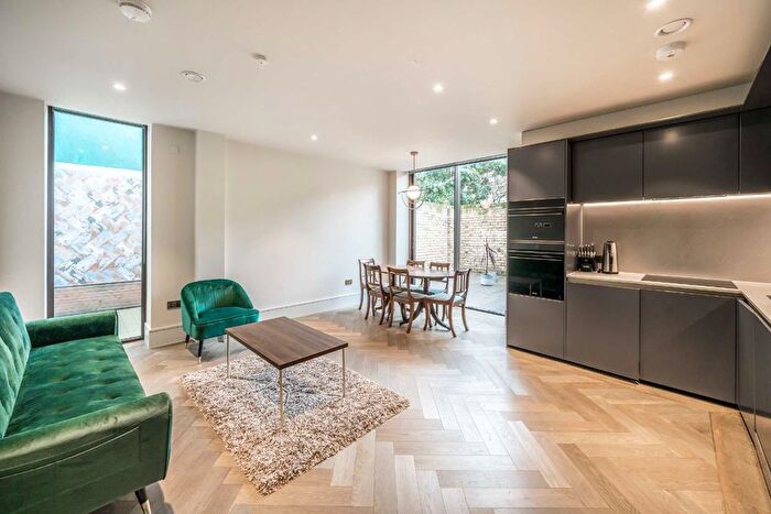 3 Bedroom Flat To Rent In Edith Row, London, SW6