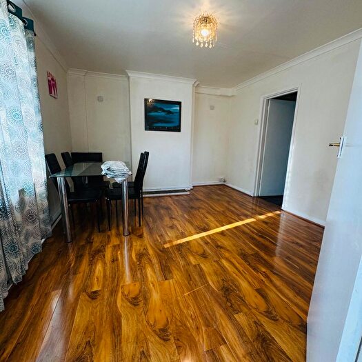 4 Bedroom Semi-Detached House To Rent In Eastholme, Hayes, UB3