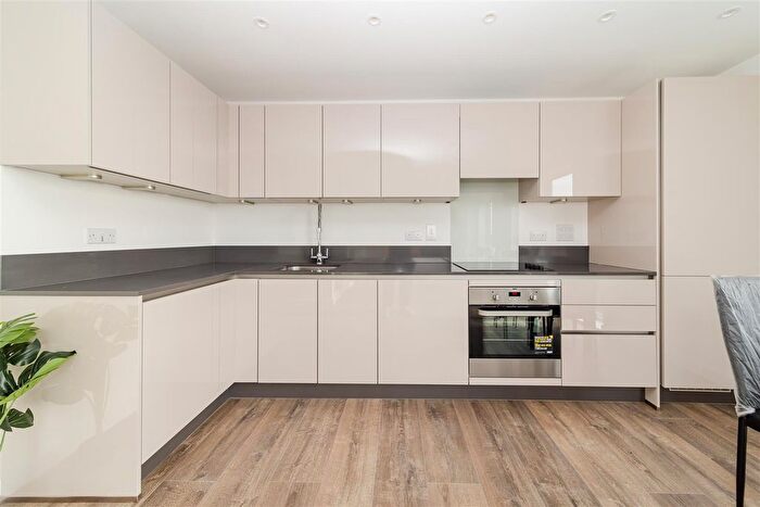 2 Bedroom Flat To Rent In East Acton Lane, London, W3