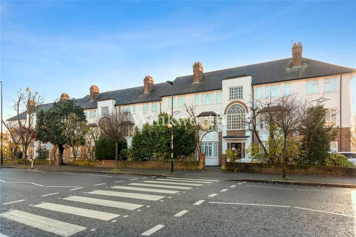 3 Bedroom Flat To Rent In Crestbrook Place, Green Lanes, N13