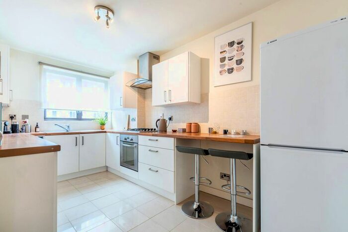 2 Bedroom Flat To Rent In Upper Richmond Road, Putney, London, SW15