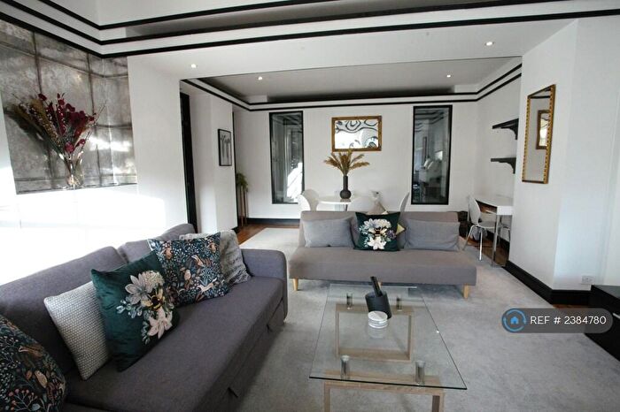 2 Bedroom Flat To Rent In The Italian Centre, Glasgow, G1