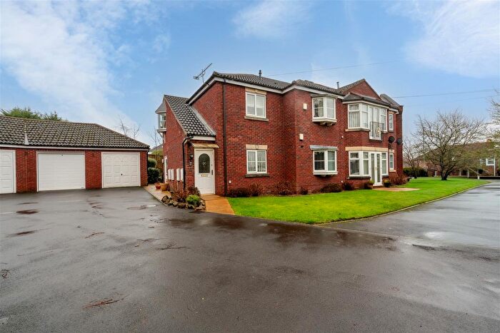 3 Bedroom Flat For Sale In The Drive, Alwoodley, LS17