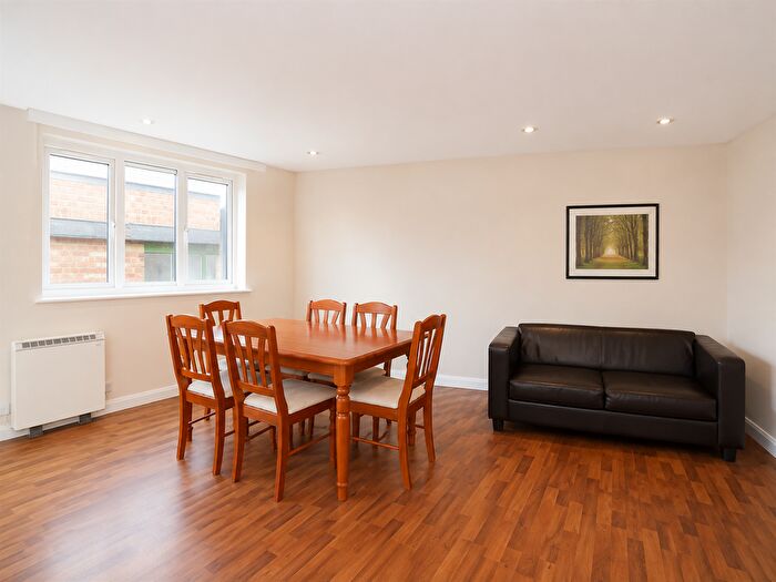 1 Bedroom Flat To Rent In , Lathwell Court, Reginald Street, Town Centre, LU2
