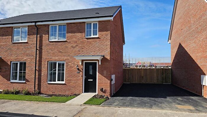 3 Bedroom Semi-Detached House To Rent In Burrows Drive, Bingham, NG13