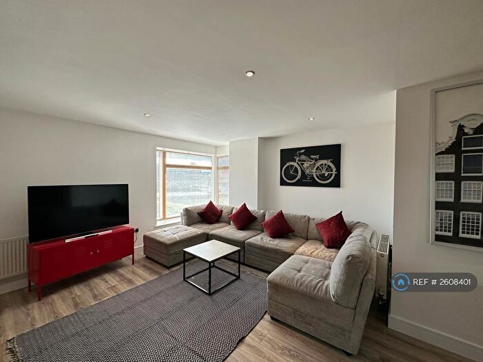 2 Bedroom Flat To Rent In Cromwell Court, Leeds, LS10