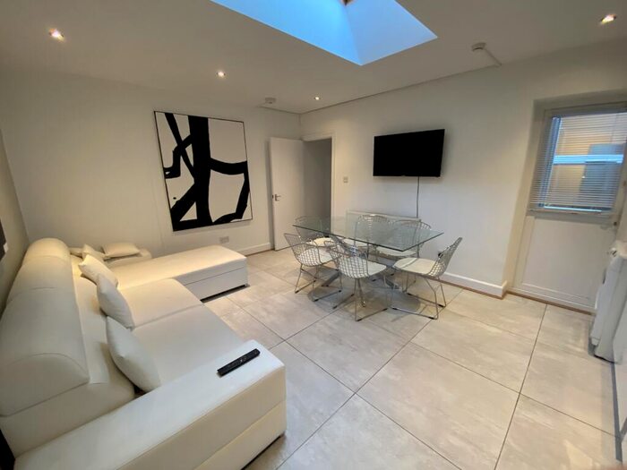 2 Bedroom Apartment To Rent In Caledonian Road, Islington, London, N7