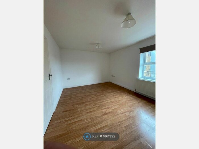 2 Bedroom Flat To Rent In Grove Crescent Road, London, E15