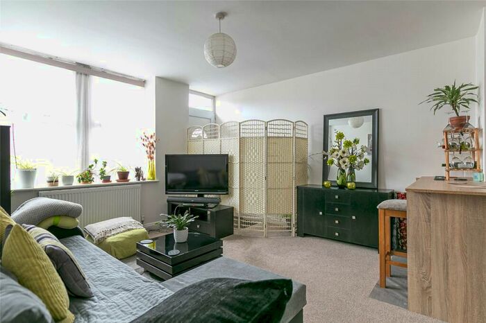 2 Bedroom Apartment To Rent In Two Mile Hill Road, Bristol, BS15