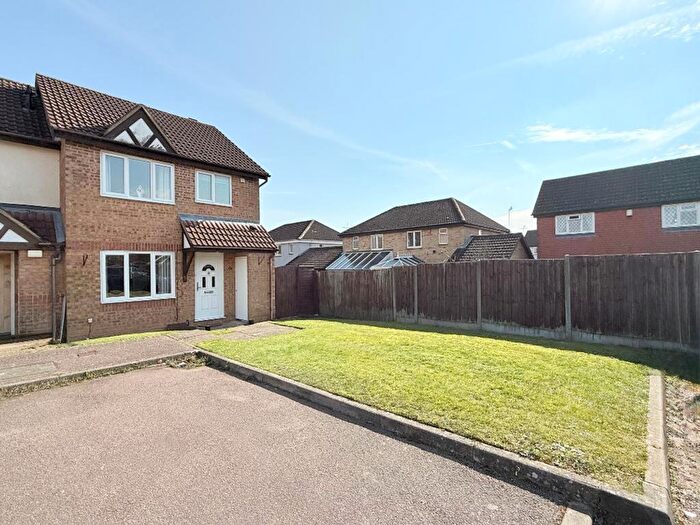 3 Bedroom Terraced House For Sale In Chalkdown, Luton, LU2