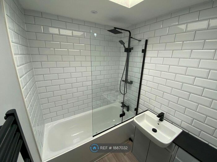 2 Bedroom Flat To Rent In Blackmoor Court, Leeds, LS17