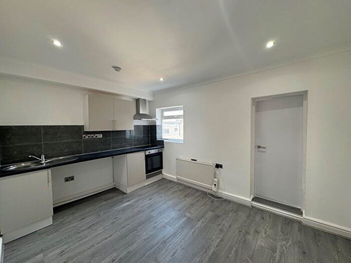 1 Bedroom Flat To Rent In Hall Lane, L7
