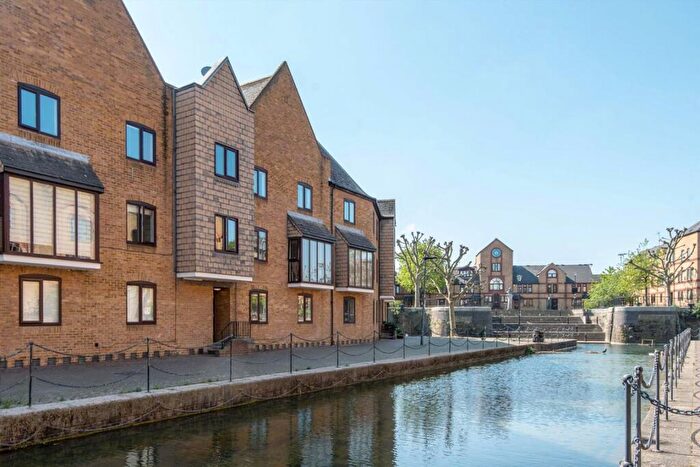 2 Bedroom Flat To Rent In Waterman Way, Wapping, E1W