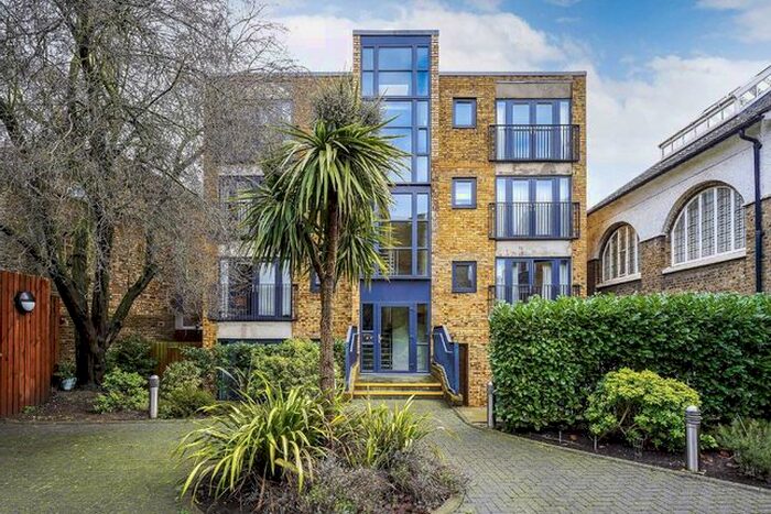 2 Bedroom Flat To Rent In Elspeth Road, London, SW11