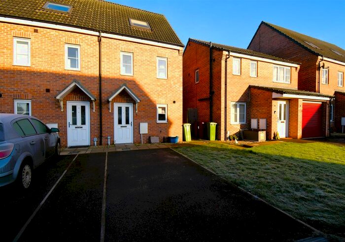 3 Bedroom End Of Terrace House To Rent In Turnstone Drive, Scunthorpe, DN16