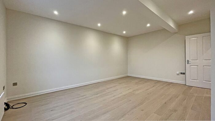 1 Bedroom Flat For Sale In Crummock Chase, Surbiton, Surrey, KT6