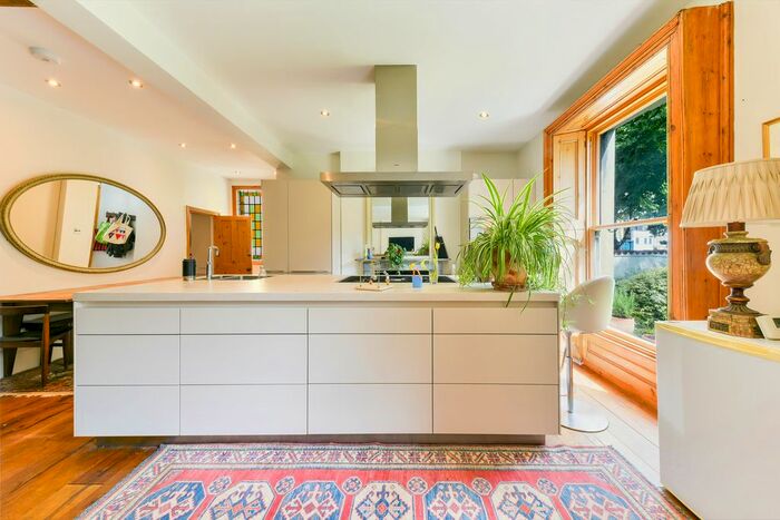 4 Bedroom Maisonette To Rent In Fulham Road, London, SW6