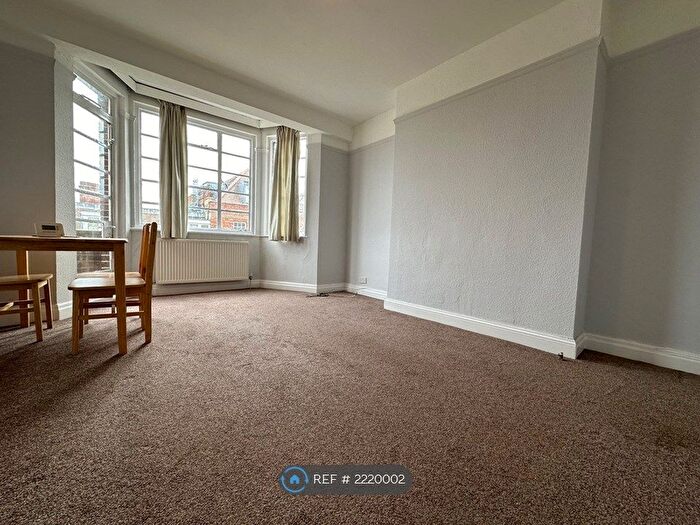2 Bedroom Flat To Rent In Selwyn Court, London, SE3