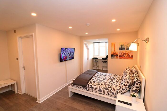 1 Bedroom Studio To Rent In Hanworth Road, Hounslow, TW3