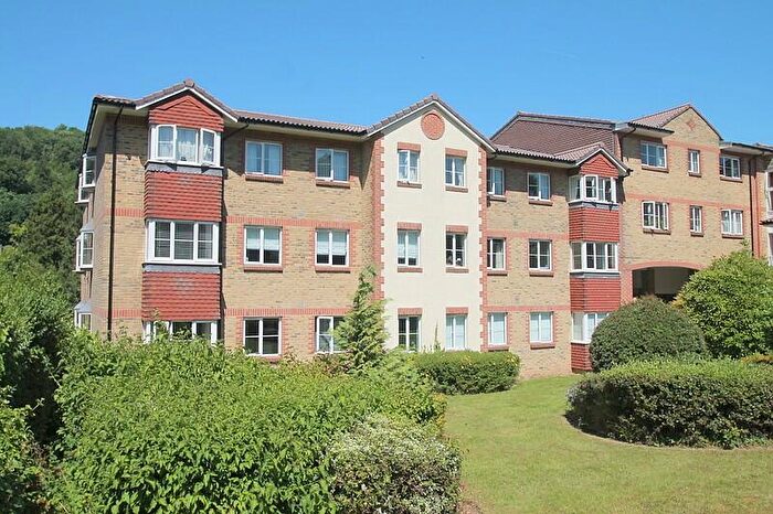 2 Bedroom Flat To Rent In Bedroom First Floor Flat In Caterham Valley, CR3