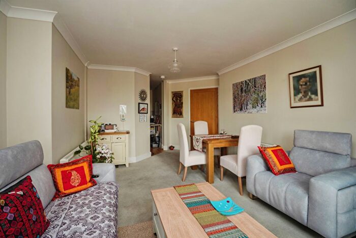 1 Bedroom Flat For Sale In Maumbury Gardens, Dorchester, DT1