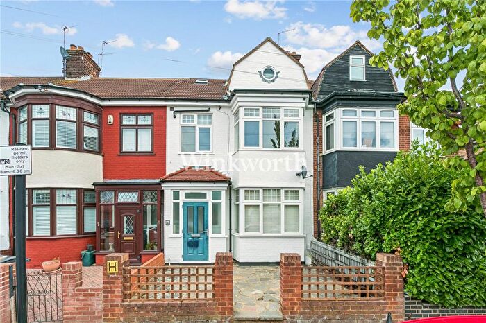 2 Bedroom Apartment For Sale In Stirling Road, London, N22