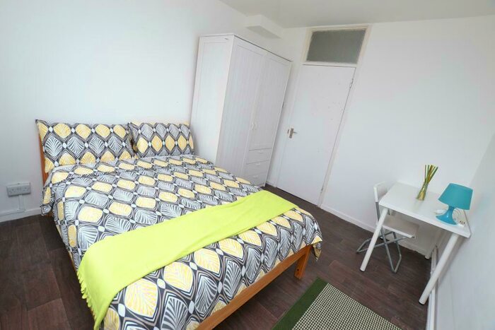 3 Bedroom Flat To Rent In Biggerstaff Street, London, N4