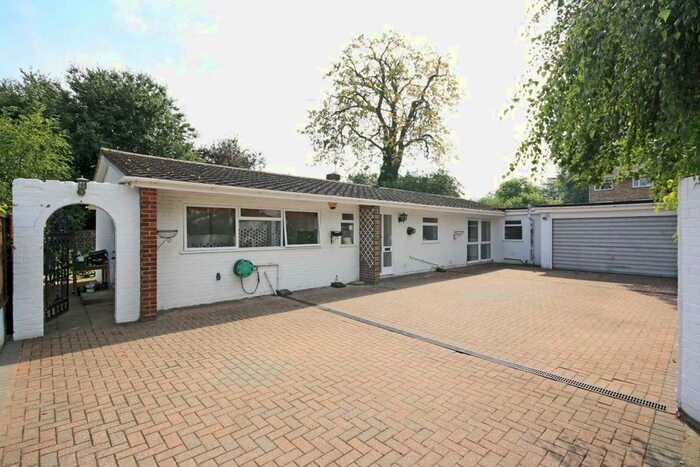 4 Bedroom Bungalow To Rent In Belvedere Close, Teddington, TW11