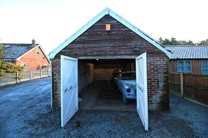 2 Bedroom Detached Bungalow To Rent In Holt Road, NR10