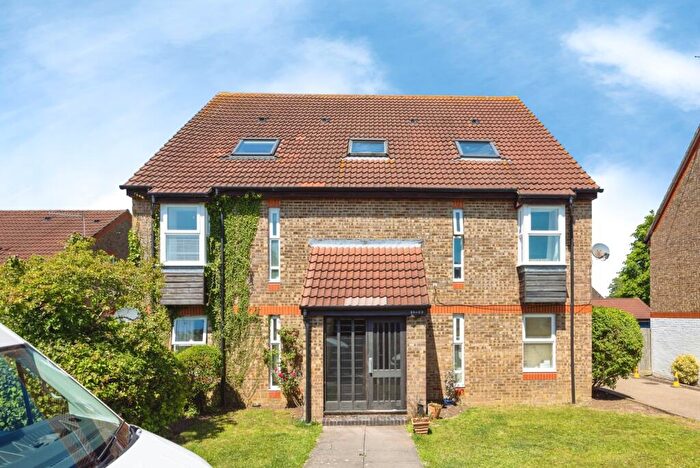 1 Bedroom Flat For Sale In Colburn Crescent, Guildford, Surrey, GU4