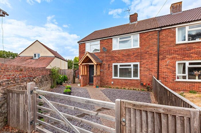 4 Bedroom Semi-Detached House For Sale In Kings Close, Thame, OX9