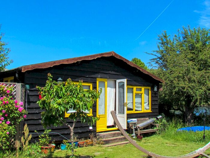 1 Bedroom Houseboat To Rent In Laleham Reach, Chertsey, KT16