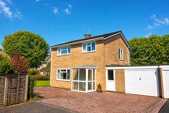 3 Bedroom Detached House For Sale In Fairfield Close, Marshfield, SN14
