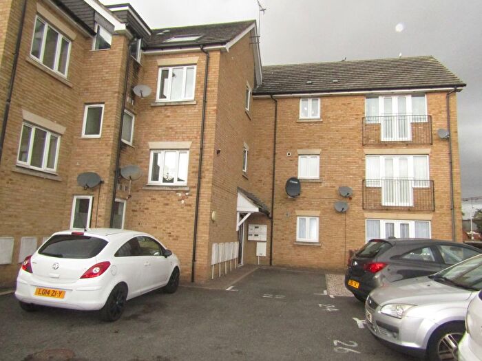 2 Bedroom Flat For Sale In Lambton Avenue, EN8