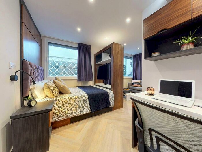 Apartment To Rent In Apt, Live Oasis Wade Lane #, LS2