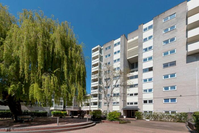 3 Bedroom Flat To Rent In Bloomsbury Close, Ealing, London, W5