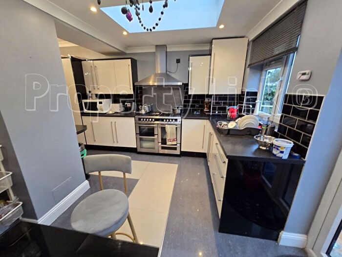 6 Bedroom Property To Rent In Capel Gardens, Ilford, IG3