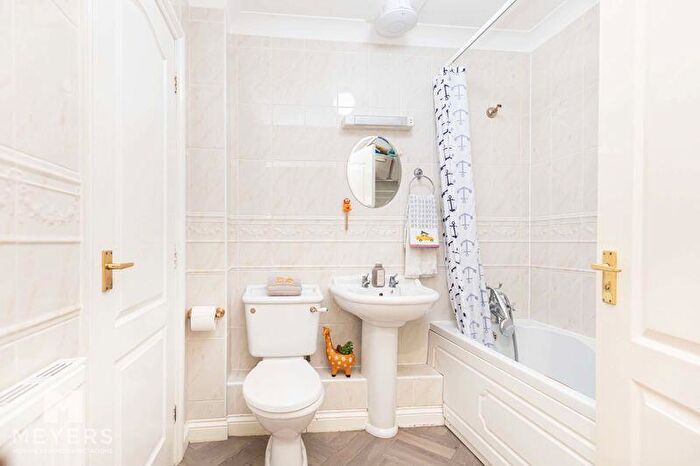 2 Bedroom Flat For Sale In Dean Park Road, Bournemouth, BH1