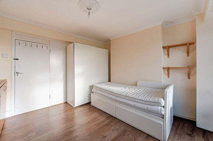 2 Bedroom Flat To Rent In Queens Caroline Street, Hammersmith, London, W6