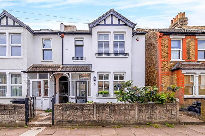 3 Bedroom Link Detached House For Sale In Victoria Road, Bromley, BR2