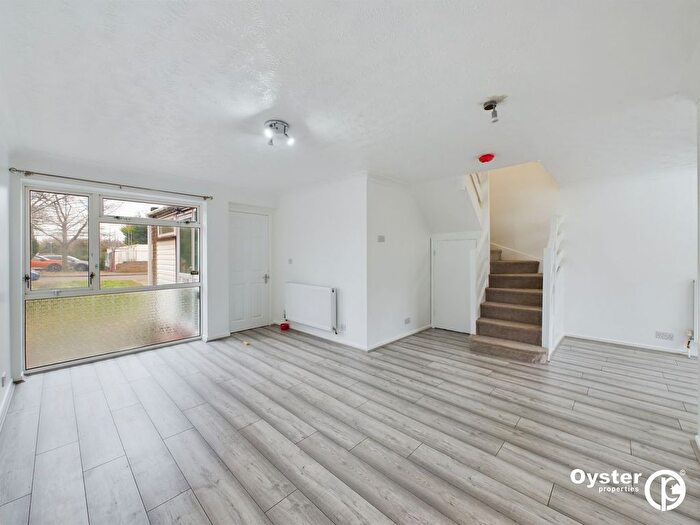 3 Bedroom Semi-Detached House For Sale In Vincent Road, Luton, LU4