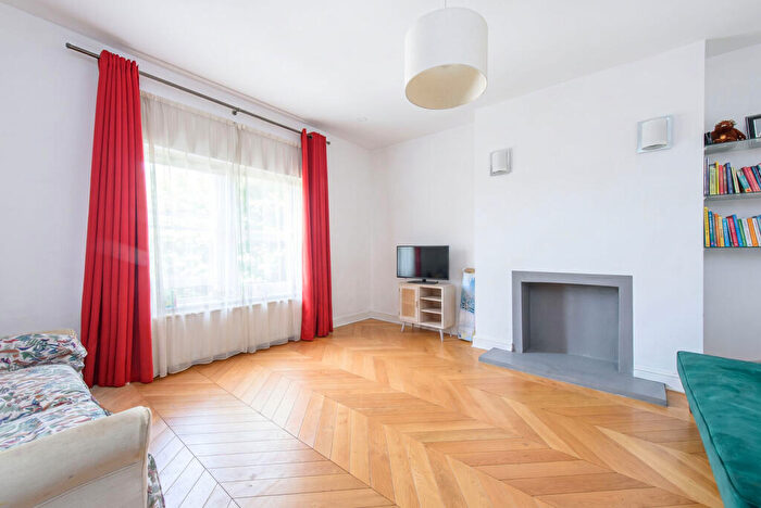 2 Bedroom Flat For Sale In Minster Road, Cricklewood, London, NW2