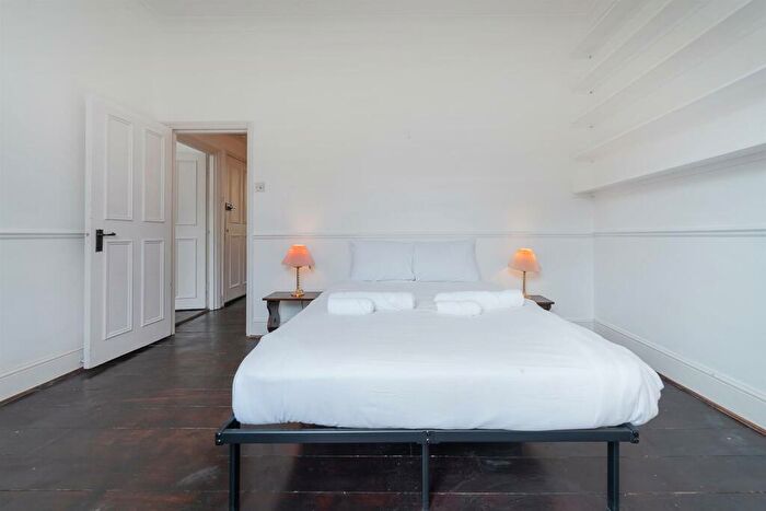 2 Bedroom Apartment For Sale In The Avenue, Queens Park, NW6