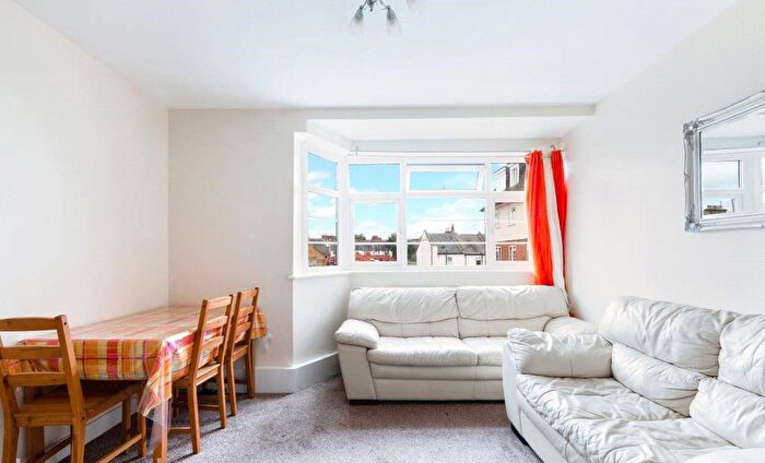 2 Bedroom Flat To Rent In Upper Tooting Road, London, SW17